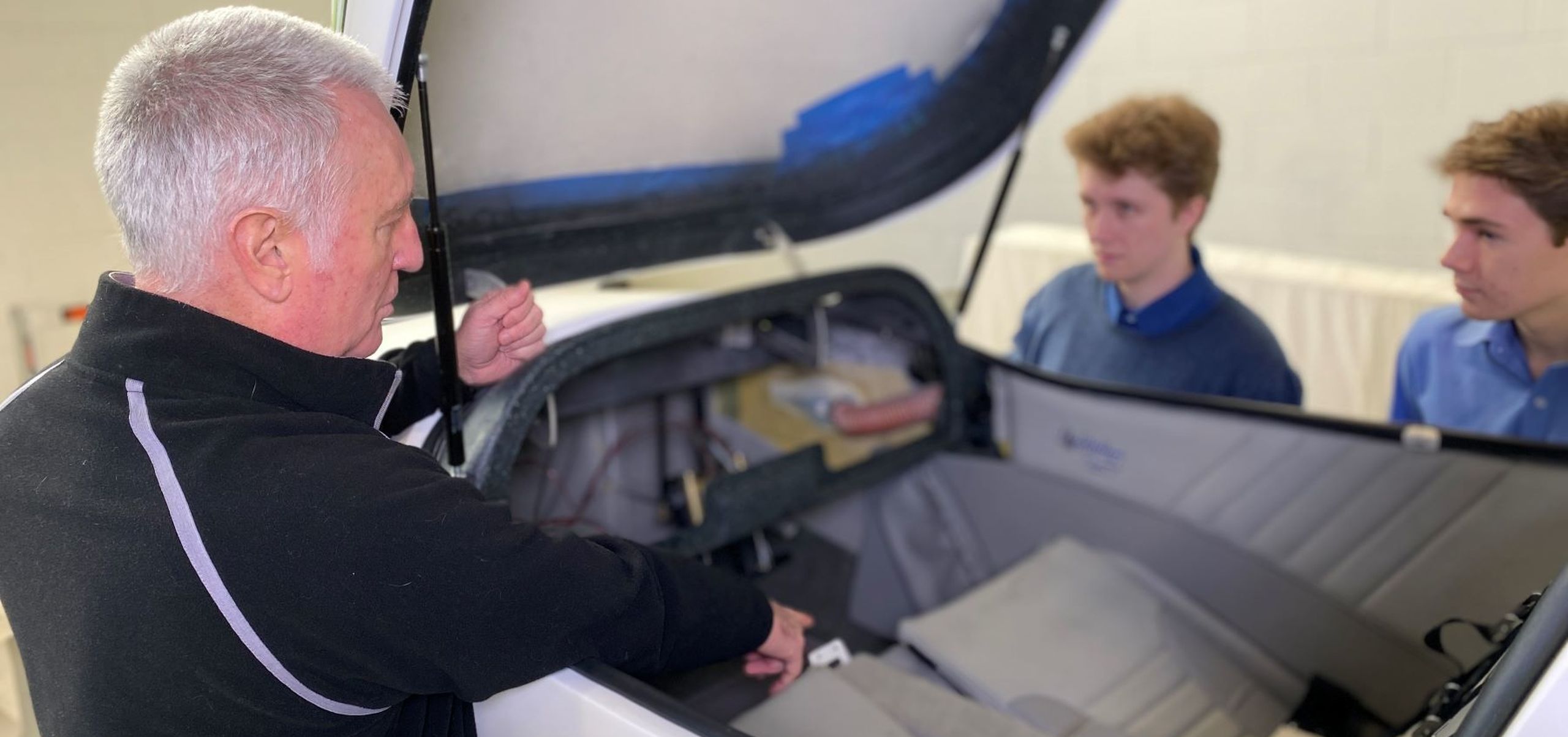 Dave inspecting Arion with student engineers web