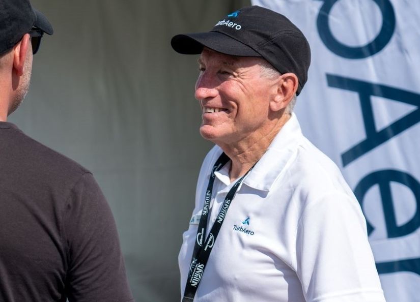 Berni speaks to booth visitor3