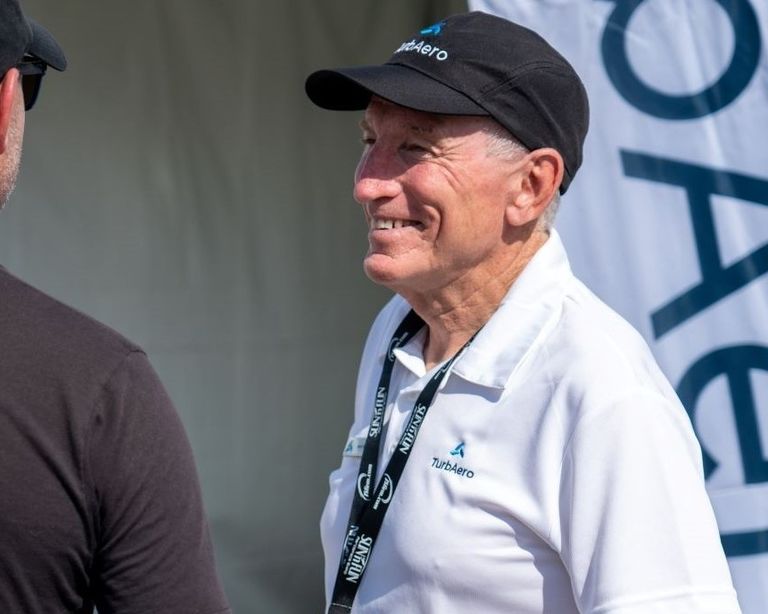 Berni speaks to booth visitor3