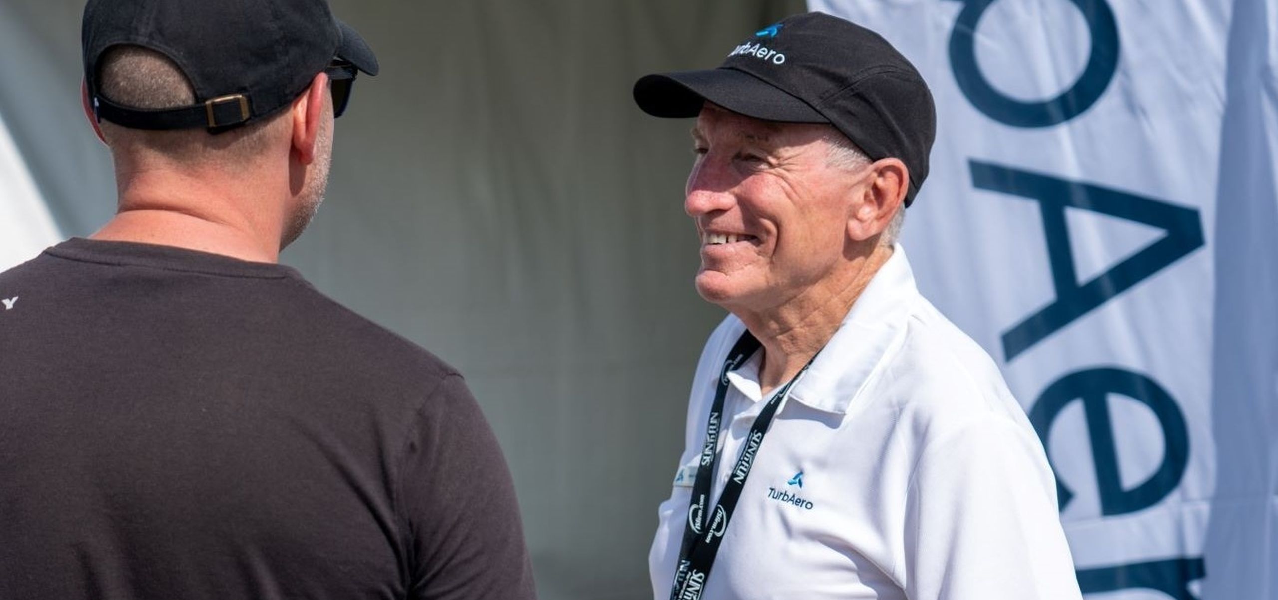 Berni speaks to booth visitor2